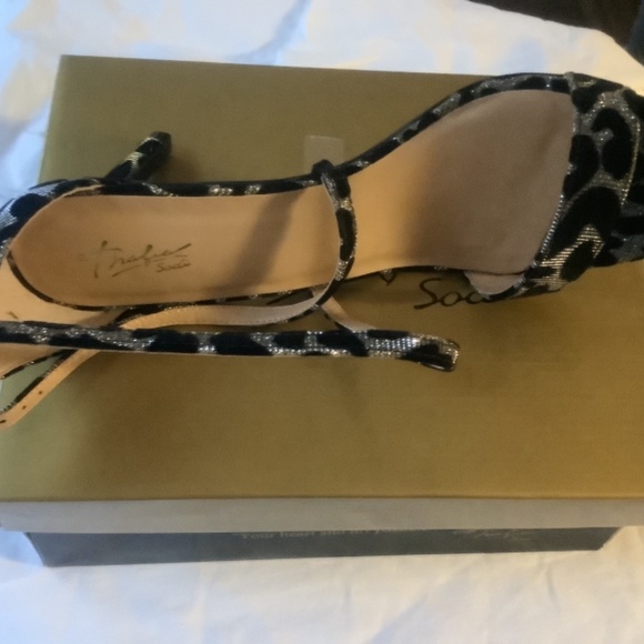 Shoes - Picture 6 of 9